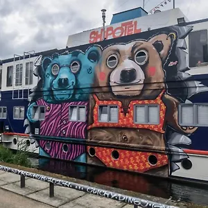 https://eastern-comfort-hostel-boat.find-berlin-hotels.com